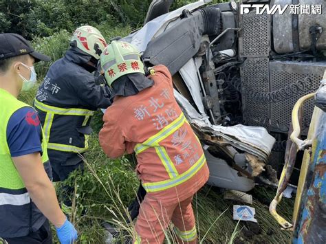 貢寮化學槽車翻覆「有毒腐蝕物外洩」 駕駛受困無呼吸心跳 鏡週刊 Mirror Media