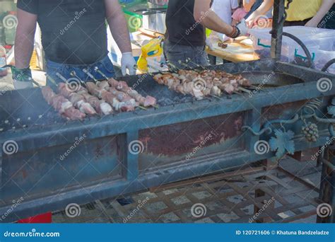 Los Pedazos De Carne Fritos Deliciosos Apetitosos En Los Pinchos Se