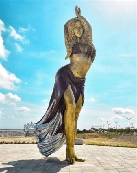 Develan Estatua De Bronce En Honor A Shakira En Barranquilla Colombia