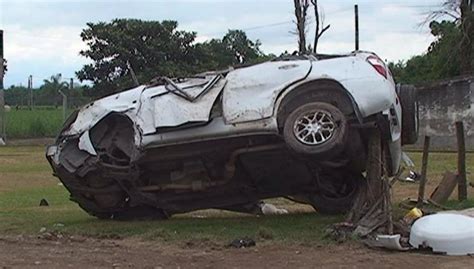 Durante un choque un auto voló y quedó sobre un poste en la ruta 38