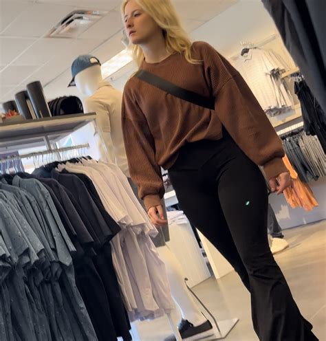 Gorgeous And Insanely Tight College Blonde Spandex Leggings Yoga Pants Forum