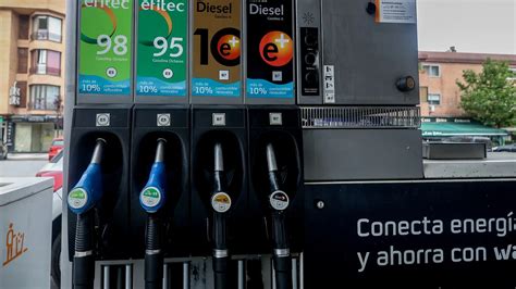 Las 4 cadenas de gasolineras más baratas de España según la OCU