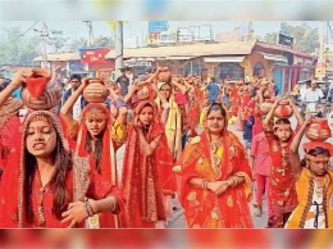 Girls Took Out Kalash Yatra On Shri Shri 108 Ashtyam Mahayagya कलश