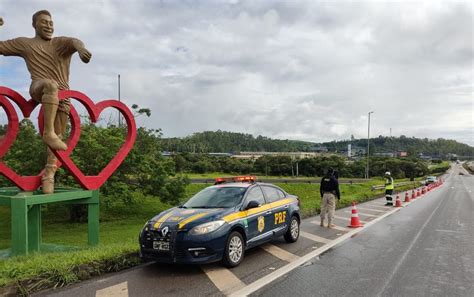 Prf Sinaliza E Isola Trevo Onde H Est Tua Em Homenagem A Pel Na