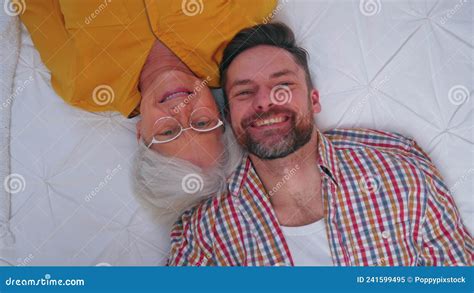 Diferencia Generacional Entre La Abuela Anciana Sonriente Y Su