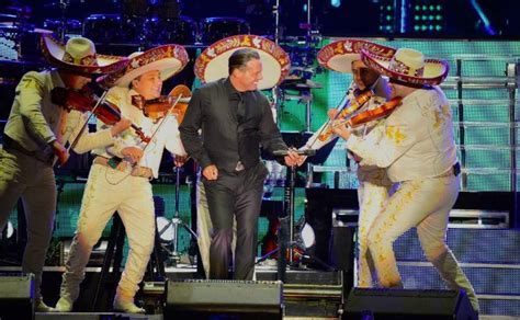 En Plan Grande Luis Miguel Confirma Su Gira Y Fans Caen