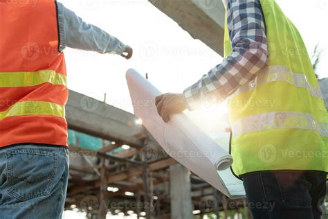 Ingenieros Equipo Discutir Cheque Y Revisi N El Plano De Construcci N