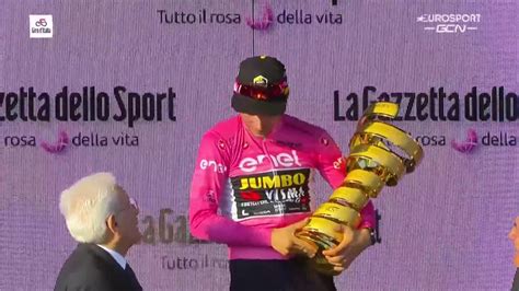 Giro D Italia Primoz Roglic Premiato Dal Presidente Sergio Mattarella