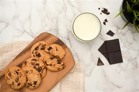 Biscuits Aux P Pites De Chocolat Noir Sains Avec Une Tasse De Lait Et