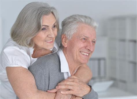 Feliz pareja de ancianos abrazándose Foto Premium