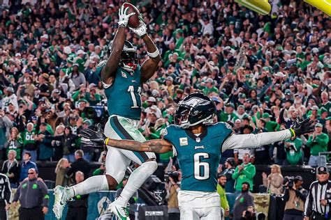 A J Brown And DeVonta Smith Recreated The Iconic LeBron Alley Oop Did