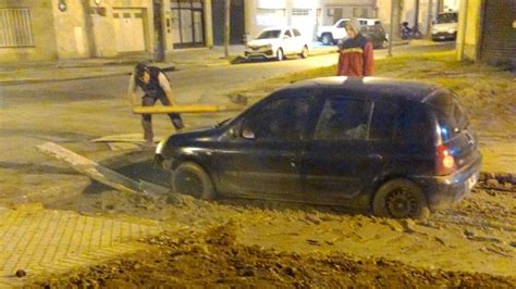 Un auto quedó empantanado en hormigón fresco en la zona oeste de Rosario