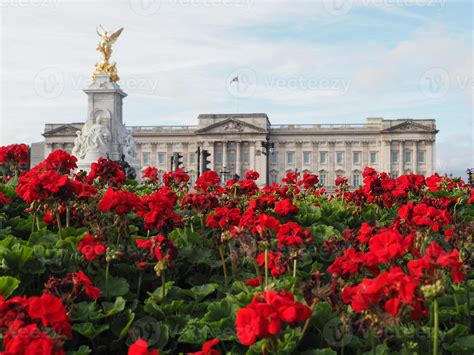 Buckingham Palace in London 15170748 Stock Photo at Vecteezy