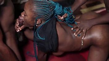 Une stagiaire noire se fait baiser par des collègues au bureau XVIDEOS