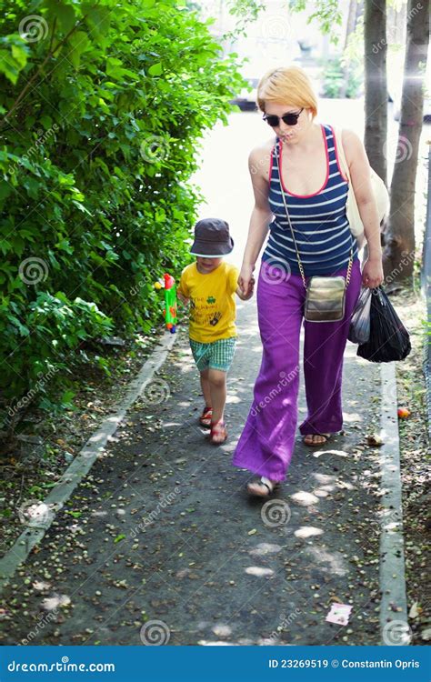 Mujer Que Recorre Con Su Hijo Imagen De Archivo Imagen De Cabrito