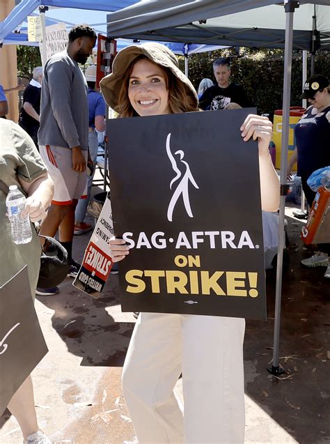 Ryan Reynolds, Mandy Moore call out SAG-AFTRA over Halloween costume ban