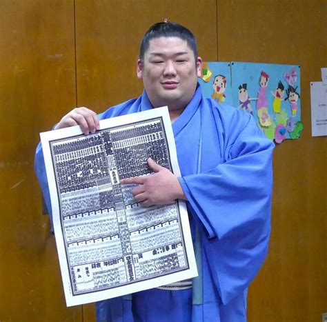 新入幕を果たし、番付表を手にする尊富士（撮影・前川 晋作） ― スポニチ Sponichi Annex スポーツ