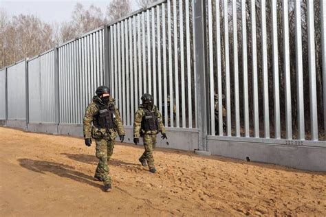 Wybudują tymczasową zaporę z drutu ostrzowego na granicy Polski z