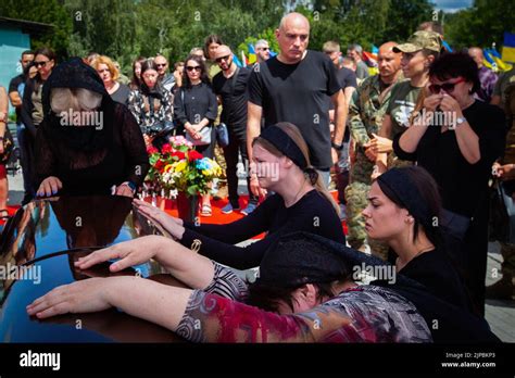 Familiares Y Amigos Lloran Cerca Del Ataúd Durante La Ceremonia Funeraria De Un Militar