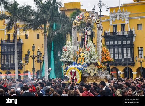 Lima Perú Nov 17 2019 Las Multitudes Asistir A La Procesión De San