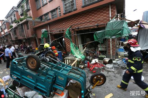 杭州一快餐店发生爆炸，碎片四散殃及附近轿车 搜狐大视野 搜狐新闻