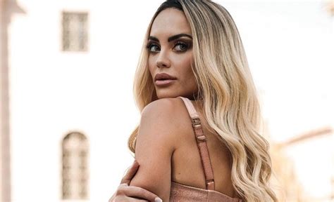 Elena Morali In Bikini In Riva Al Mare Forme Da Urlo Di Profilo