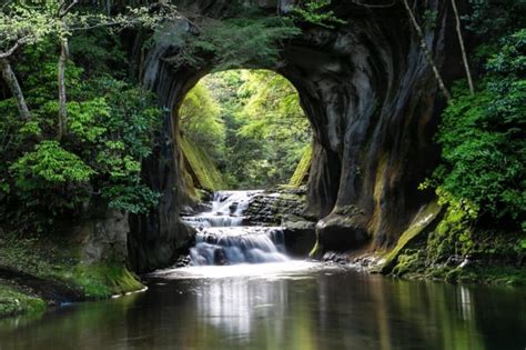 亀岩の洞窟・濃溝の滝｜神秘的な景色に感動する千葉注目の観光スポット Skyticket 観光ガイド