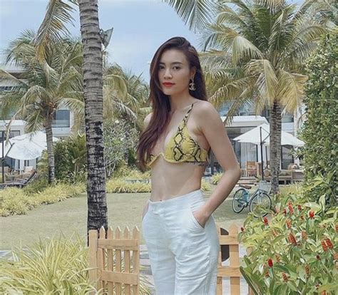 Di N Bikini Khoe Th M Ng C Lan Ng C Th Nh Th I Nam Ch M H T M I Nh Nh N