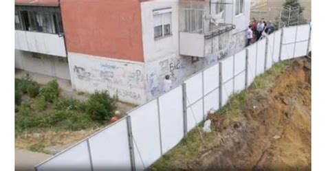 Свличане на строителен изкоп застрашава блок във Варна