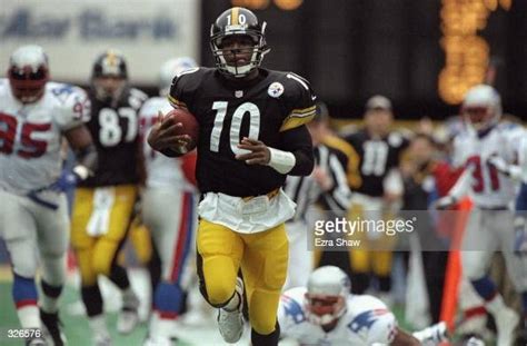 Quarterback Kordell Stewart of the Pittsburgh Steelers carries the ...