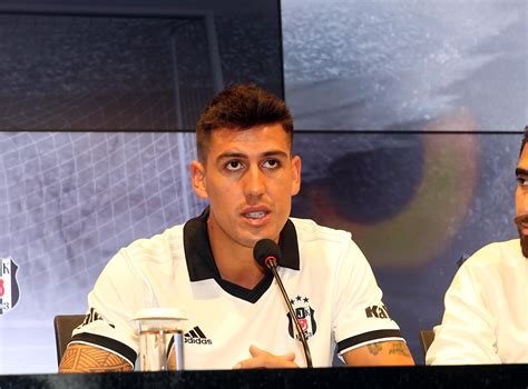 Beşiktaş yeni transferlerine imzayı attırdı Beşiktaş BJK Haberleri