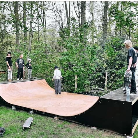 Halfpipe Broken Banana Ramps