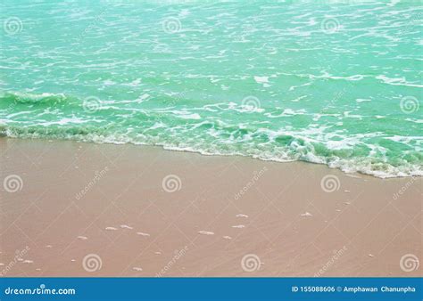 Ondas Que Quebram Na Costa Arenosa Fundo Do Mar Da Natureza Da