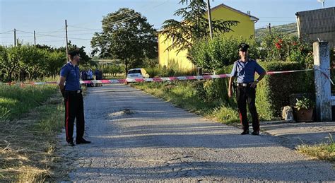 Padre E Figlio Trovati Morti In Strada Probabile Omicidio Suicidio