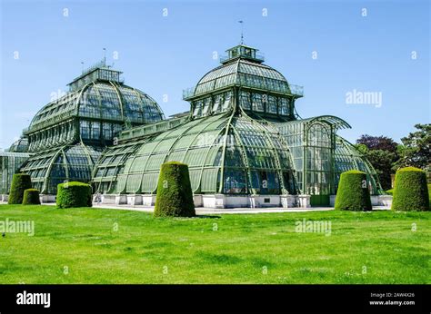 Palmenhaus Schonbrunn Stockfotos Und Bilder Kaufen Alamy