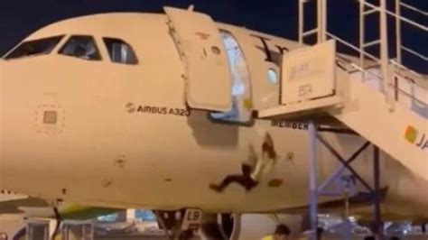 Trabajador cae desde un avión tras mover escaleras Diario Libre