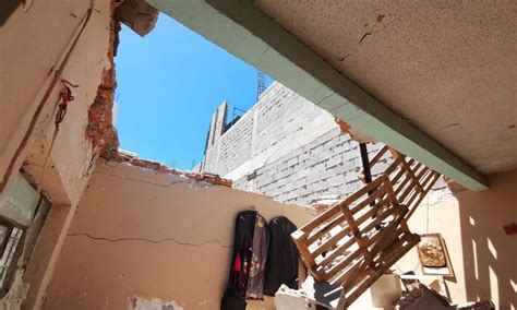 Fuertes Vientos Provocan El Derrumbe De Bardas Sobre Una Vivienda En