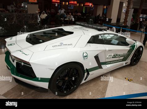 Dubai Polizei Lamborghini Aventador LP700 4 Coupe Streifenwagen