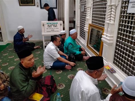 Direktur RSUD Tanah Bumbu Dr Yandi Berziarah Ke Makam Habib Husein