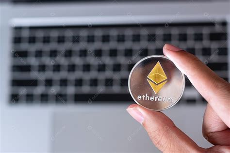 Mão de empresário segurando a criptomoeda Silver Ethereum ETH