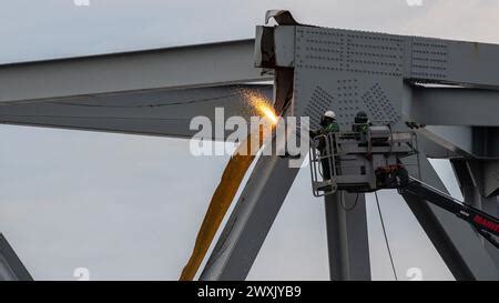 Gli Equipaggi Di Demolizione Altamente Addestrati Iniziarono A Tagliare