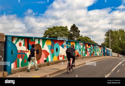 CAMBRIDGE ENGLAND MILL ROAD THE DECORATED MILL ROAD BRIDGE WITH CYCLIST AND A PEDESTRIAN Stock ...