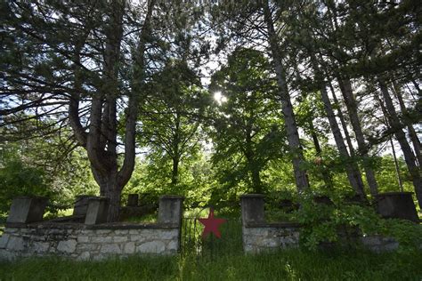 Podovi WW2 Monument Bosnia Herzegovina Toma Bacic Flickr