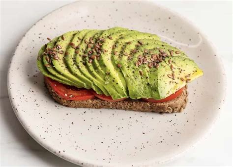 Tostada De Aguacate Y Tomate Para Un Desayuno Saludable Y S Per