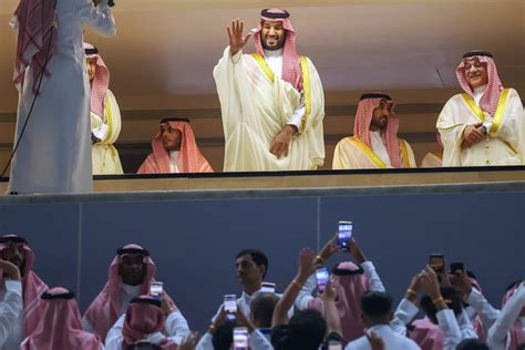 السعودية تفاعل مع جملة قالها مشجع التقط صورة مع محمد بن سلمان في