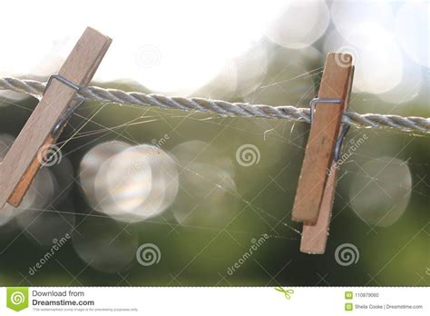 Dos Clavijas De Ropa De Madera De Las Pinzas En Cuerda Para Tender La