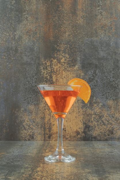 Ein Glas Cocktail Mit Orangenscheibe Auf Marmortisch Kostenlose Foto