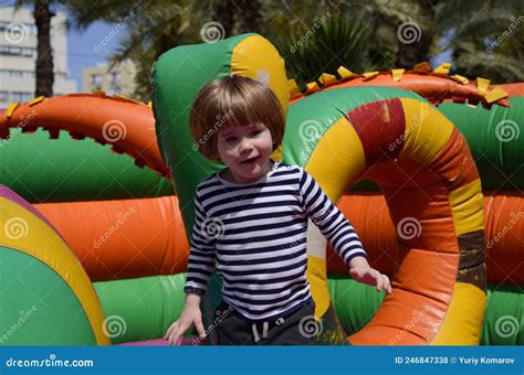 Kind Springen Auf Bunten Spielplatz Trampolin Kinder Springen In