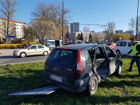 Poranny Wypadek Na Rondzie Mohy Y Peugeot Zderzy Si Z Fordem