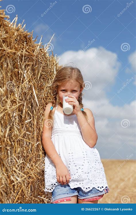 Blonde Meisje Het Drinken Melk Stock Afbeelding Image Of Weinig Landbouw